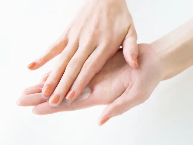 【メイク落とし】1.メイク落とし（オイル、ミルク、クリーム）を手にとったら指の腹をすり合わせ、体温で温める。