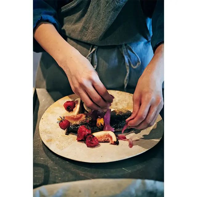 アンティークのような風合い。 オルミナキルンのプレート