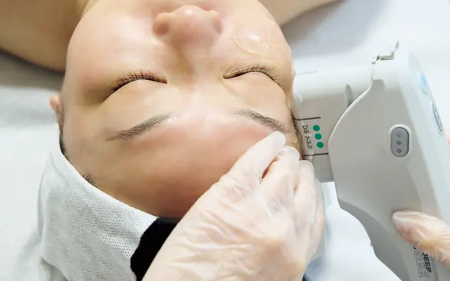 《2》線状に熱が入るよう少しずつスライドさせる。皮膚が薄い個所は、浅い筋膜に照射するヘッドで。