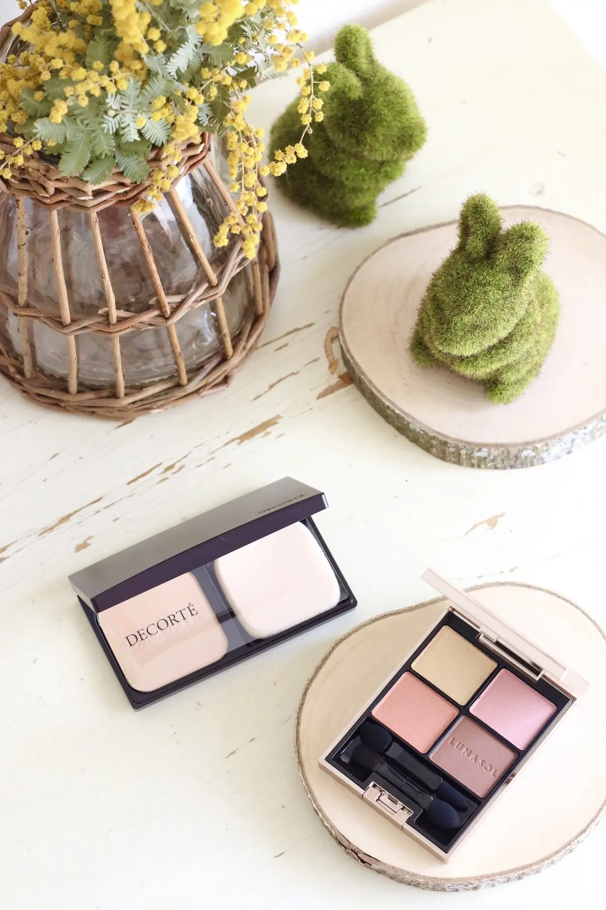 春色のアイシャドウとファンデーション