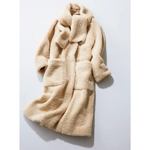 優しいクリーム色に マフラーつき。 フェミニンなボアコート