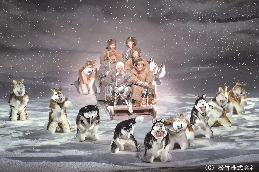 （右手前から時計回りに）新蔵（片岡愛之助）・九右衛門（坂東彌十郎）・小市（市川男女蔵）・大黒屋光太夫（松本幸四郎）・庄蔵（市川猿之助）・磯吉（市川染五郎）