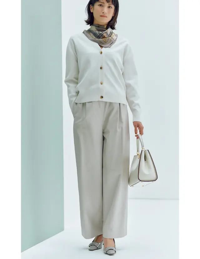 チェーンネックレス×スカーフの合わせ技でエレガントに