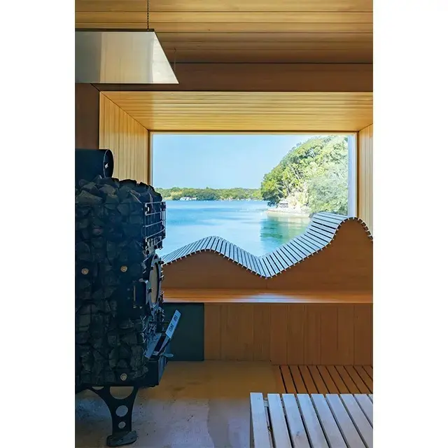 森のウバメガシの薪ストーブで温めるサウナ（水着着用）。