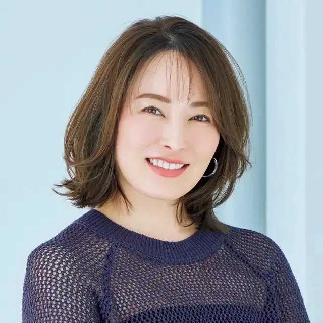 人気上昇中！女らしくて華やかな「大人のミディアムヘア」42選