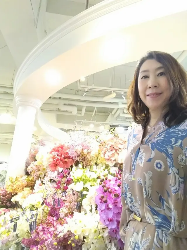 おしゃれな癒やし空間で花材の買い物の画像_7