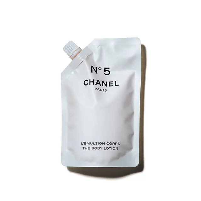 フローラル コンプレックス配合のボデ ィ ローションを、なんと詰め替え用のようなパッケー ジにイン！ 