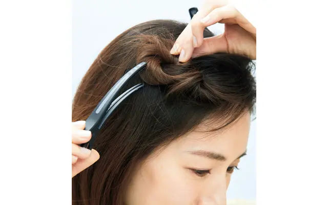 《2》ねじった毛束を丸くまとめる