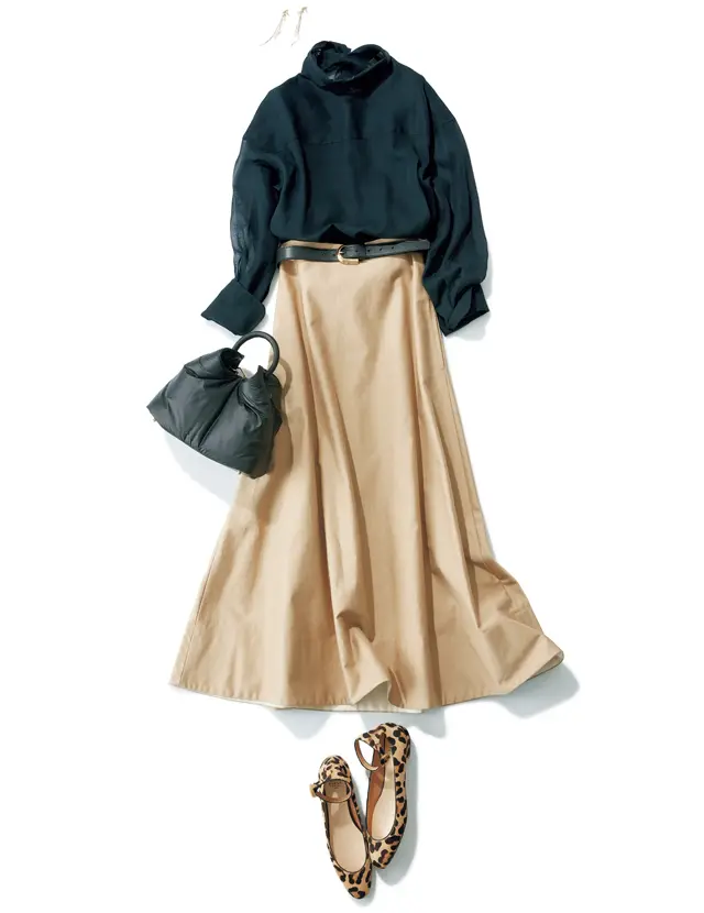 マキシスカートとレオパード柄のフラットシューズのコーデ