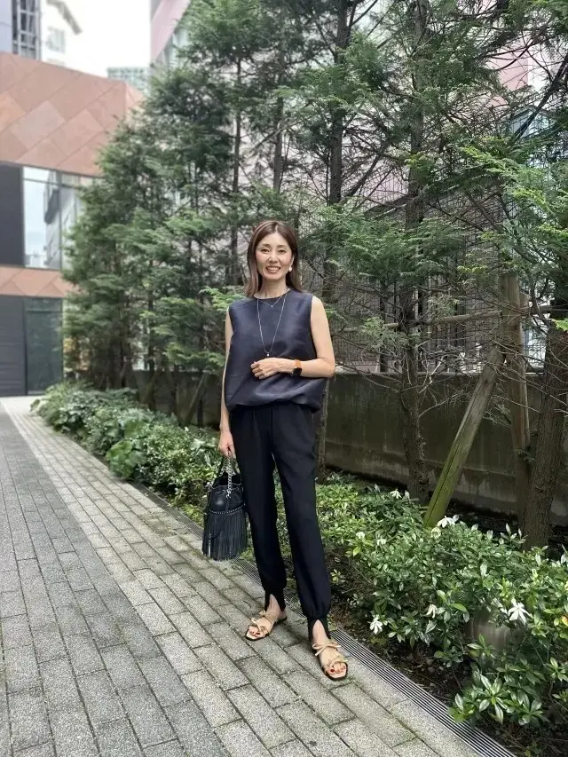 【おしゃれな50代のZARAコーデ】この夏は小物を取り入れた”モノトーンコーデ”が人気！