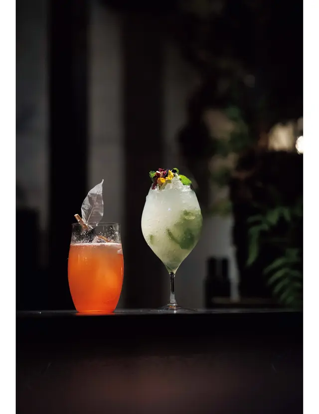 （左から）お米のウォッカが主体のAMENOMANAI¥2,600、フローラルな香りをまとったモクテル、お花のモヒート¥1,800