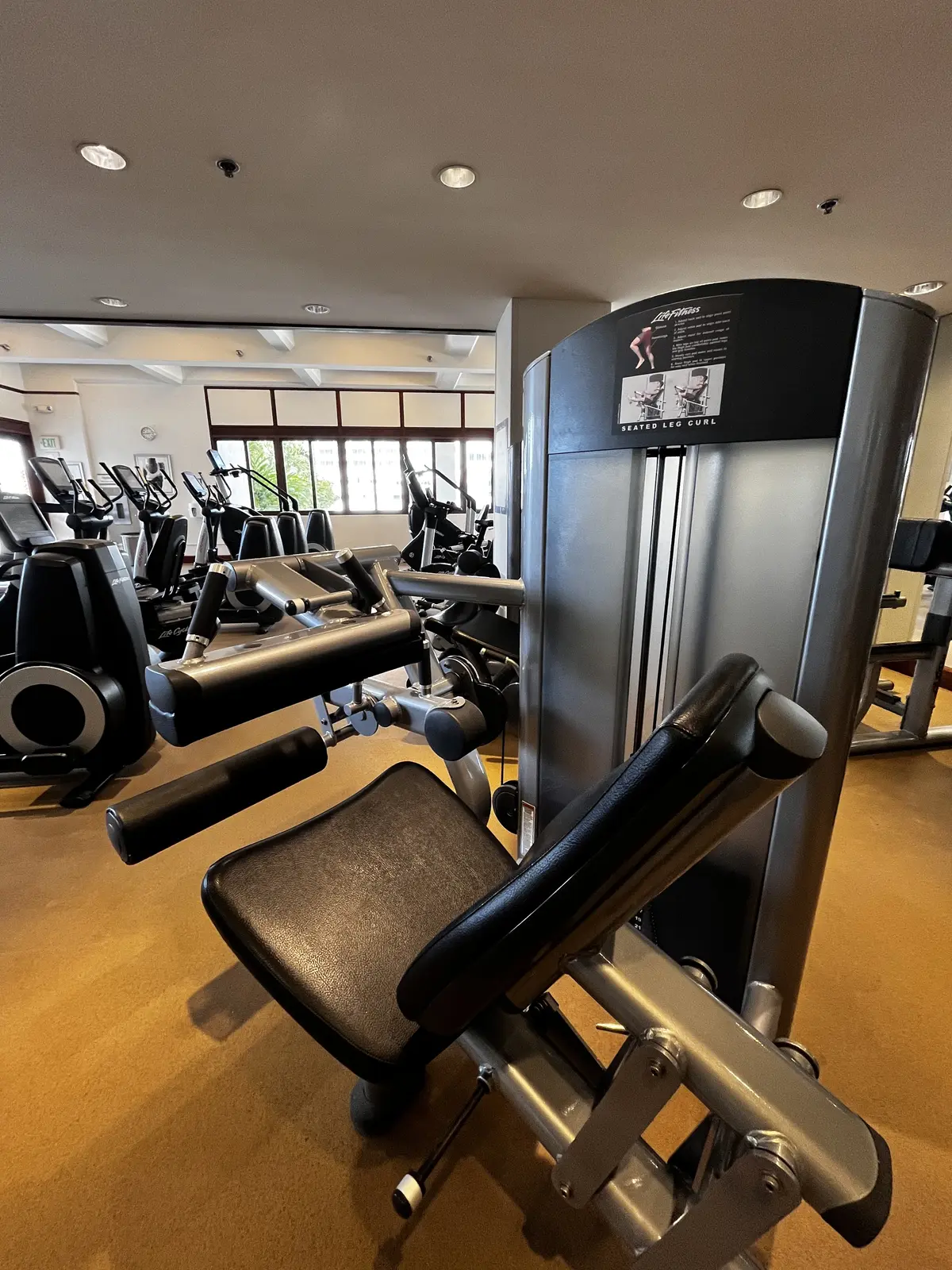 ホテルのジムへ