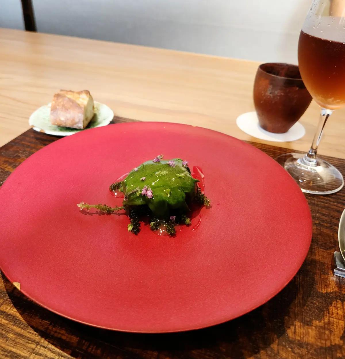 とても香りの良い青紫蘇に包まれた生魚の前菜。