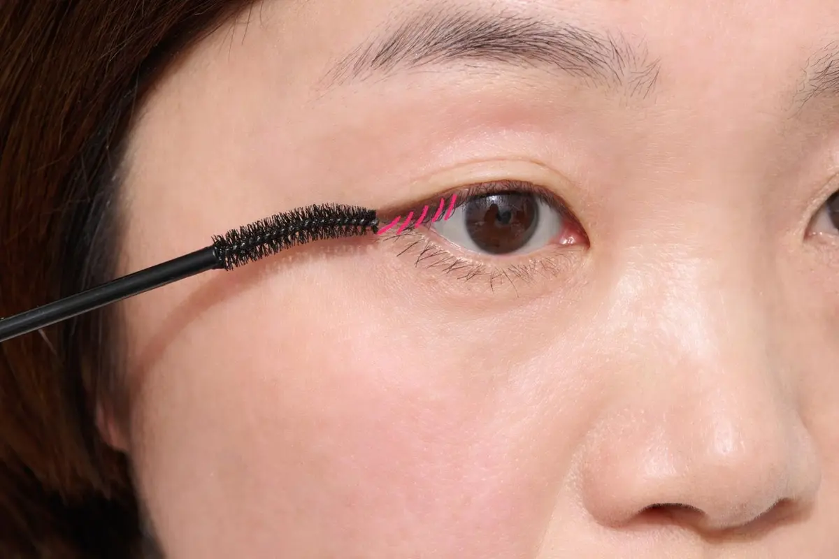 OurAge×Webエクラ　マスカラ　塗り方　ブラシの先端で、まつ毛を下から持ち上げるように塗ります