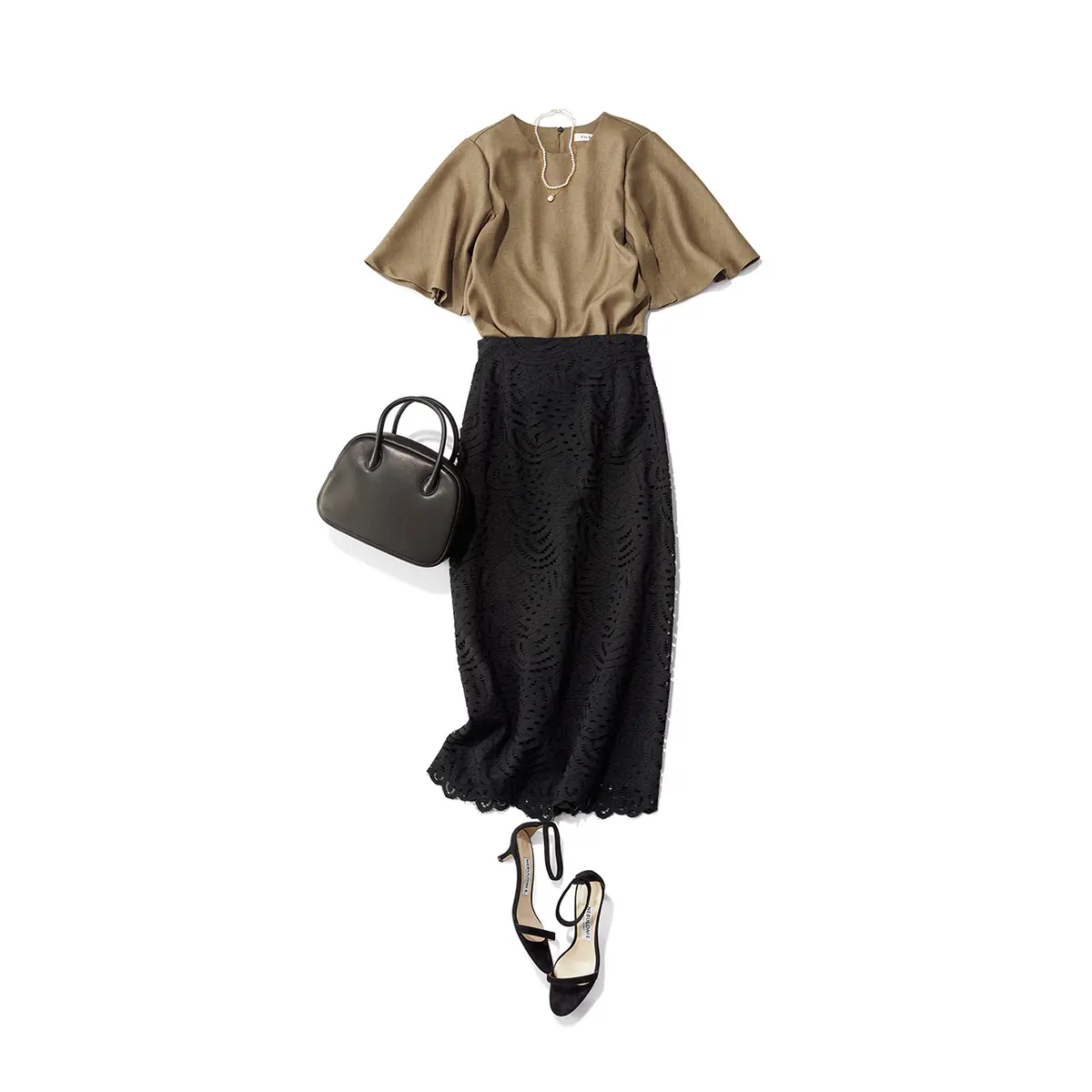 カーキカットソーと黒レーススカートのコーデ