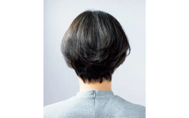 顔まわりの動きでモードなやわらかい印象　バック