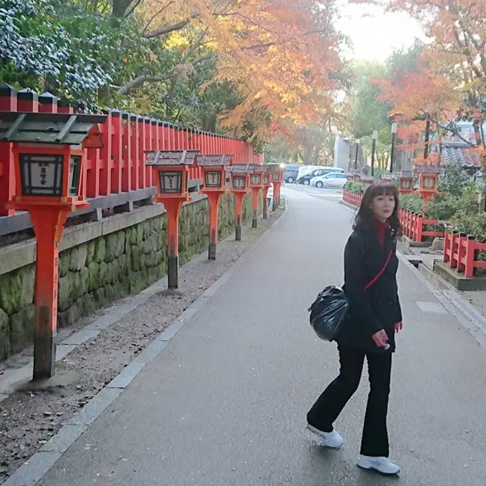 八坂神社   白スニーカー   フレアパンツ  紅葉
