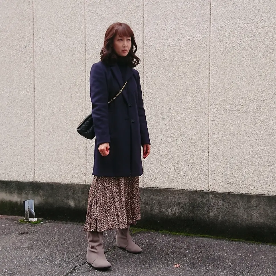 ネイビーコート  ロングスカート  ベージュロングブーツ