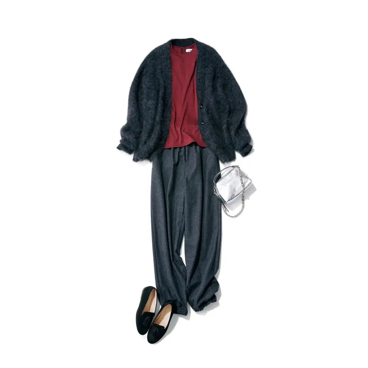 秋らしいバーガンディの差し色で、リラックスコーデにフェミニンなスパイスをオン。最低気温13℃