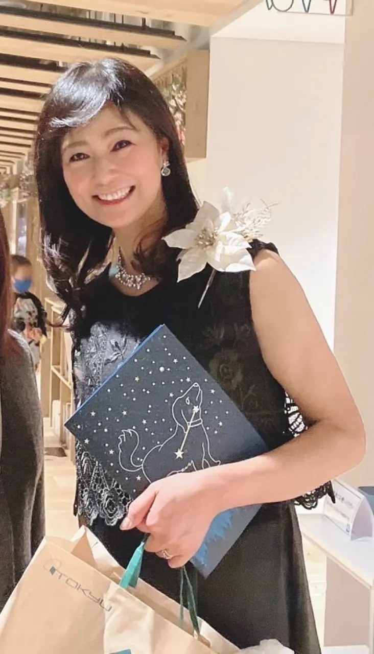 黒。ブラック。黒ワンピース。ワンピースブラック。レース。黒レース。ノースリーブ。コサージュ。白。ポインセチア。白ポインセチア。アーティフィシャルフラワー。ゴールド。ゴールドリーフ。シルバー。ネックレス。イヤリング。セミロング。内巻き。イベント。コンサート。歌。コーラス。合唱。フォーマル。衣装。サマードレス。