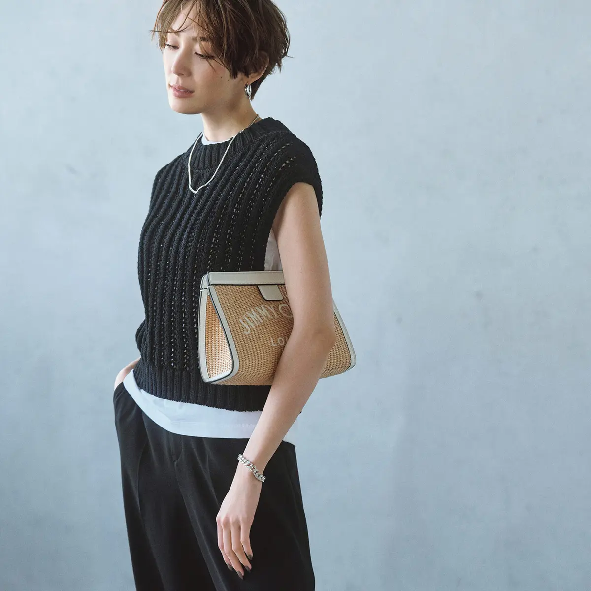 黒ローゲージノースリーブニットと黒パンツのコーデを着たモデル・LIZA