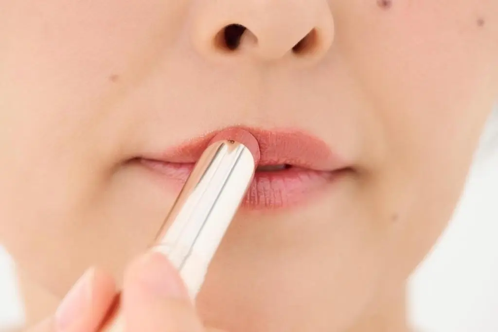 OurAge×Webエクラ　唇のしぼみ感、くすみを解消するリップメイク　やり方　粘膜カラーのティントリップを直塗り