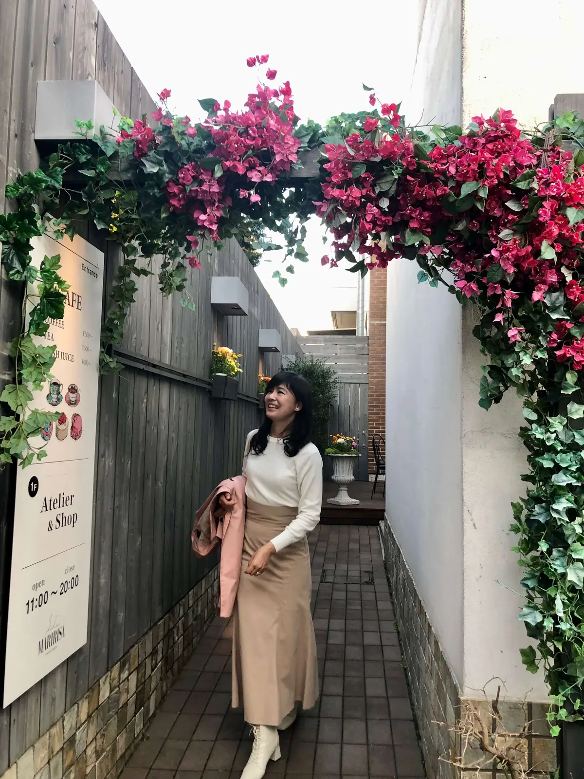 ベージュロングスカート「VIS(ビズ)」、白ニット「Feroux(フェルー)」、ピンクのトレンチコート「any sis(エニシス)」