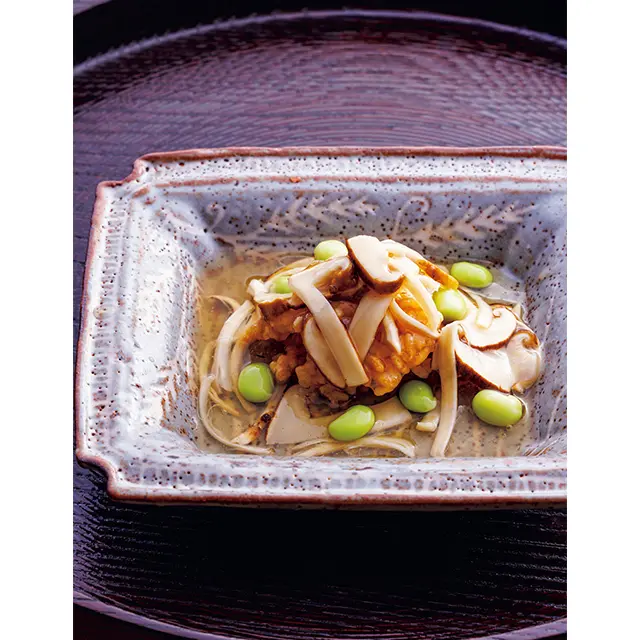 目 の前であんをかけて提供する先付の 「おこげ松茸あんかけ」