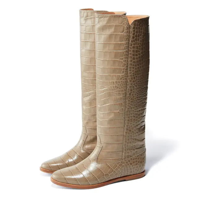 【Brenta（ブレンタ）】着こなしにモダンな表情を添える、ベージュの型押しレザー