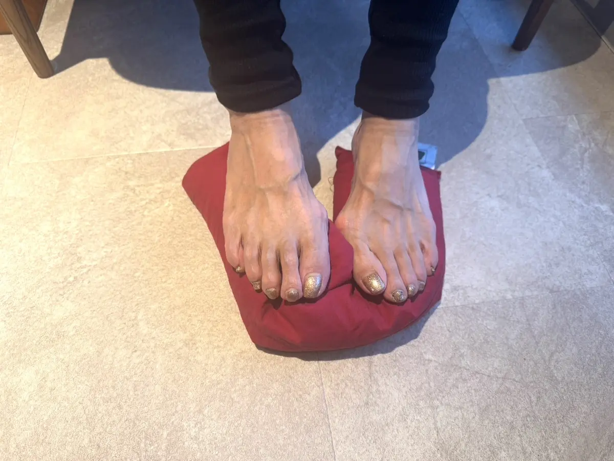 OurAge×Webエクラ　レンジで温めた『チェリーピロー』の上に足をのせて足裏を温める