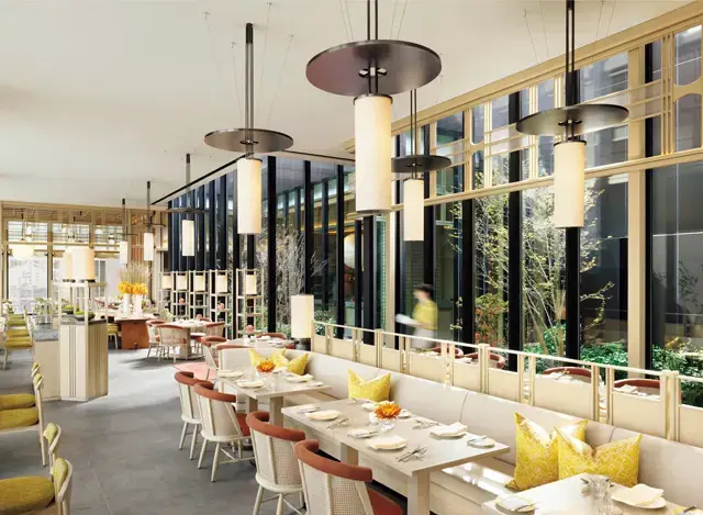 明るい雰囲気のオールデイダイニング「ジョリー ブラッスリー」 では、モダンフレンチを提供