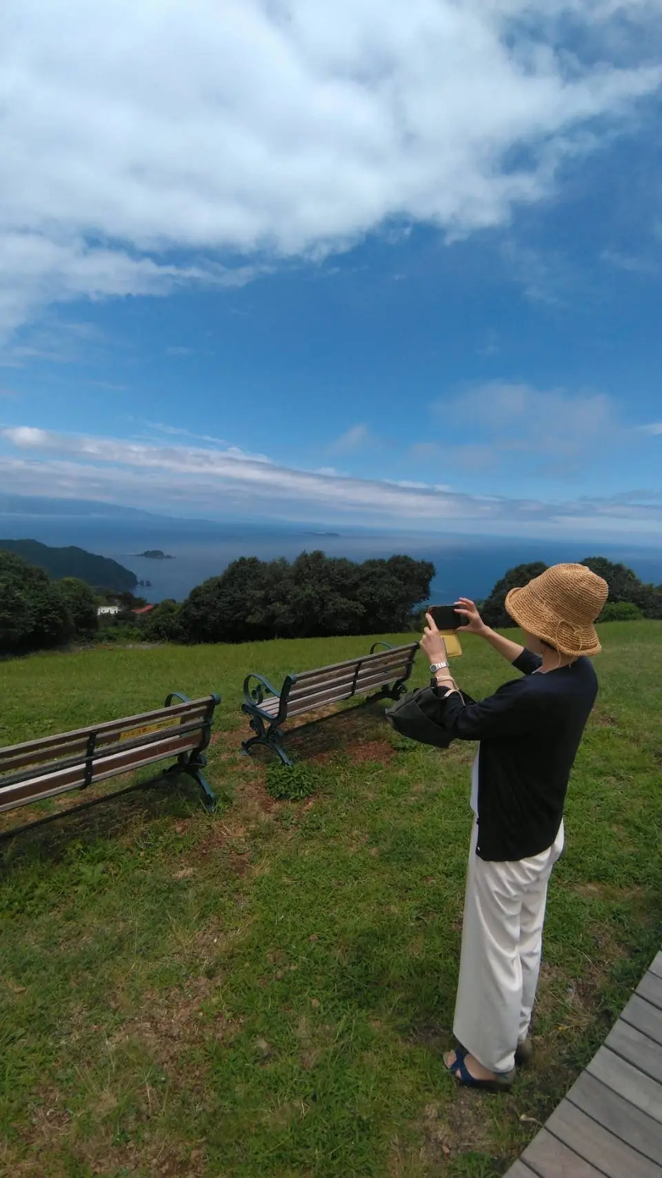 小室山山頂で写真撮影