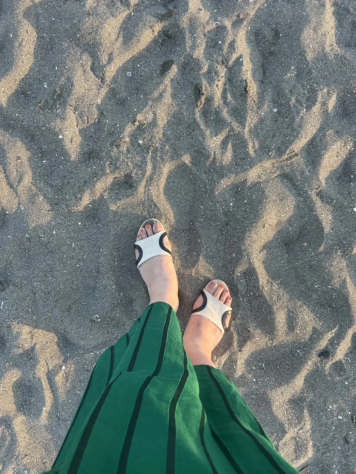 鎌倉散歩　グリーンワンピース　ペリーコサンダル