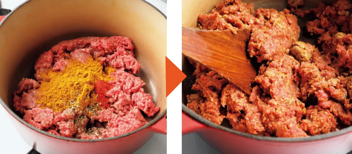 ②スパイスを入れひき肉を炒める