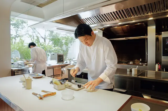 10代でアメリカに移住し日本料理やフレンチで修業したアン・ソンジェシェフ。予約は毎月15日にオープン。夜のコースW420,000