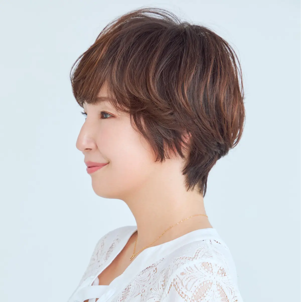 横から見たショートヘアスタイル