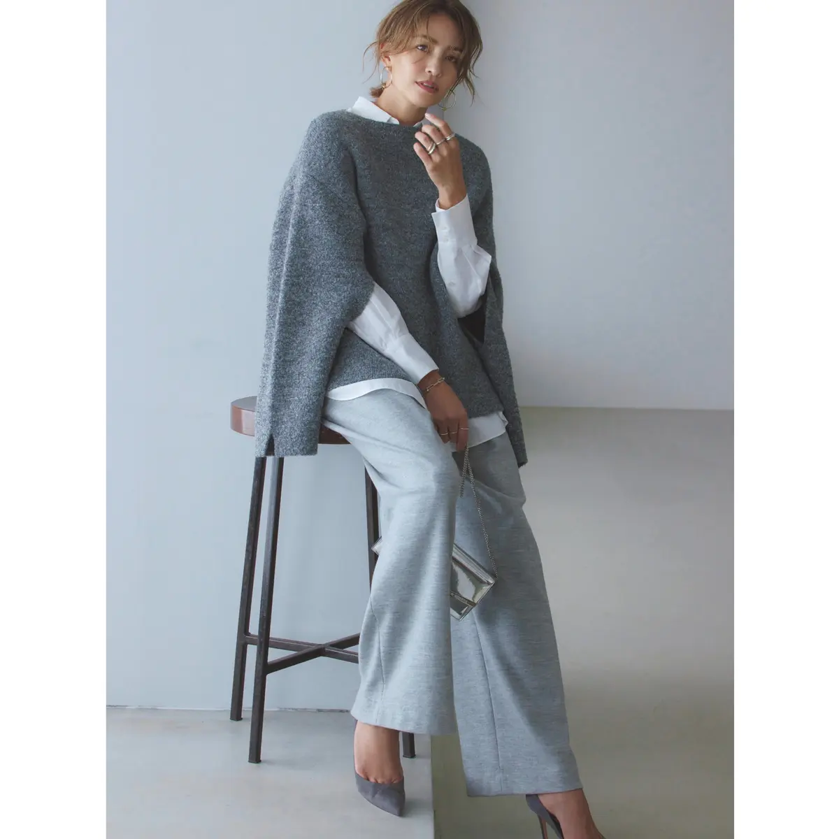 グレーニットポンチョと白シャツ、ライトグレーパンツのコーデ　モデル・RINA