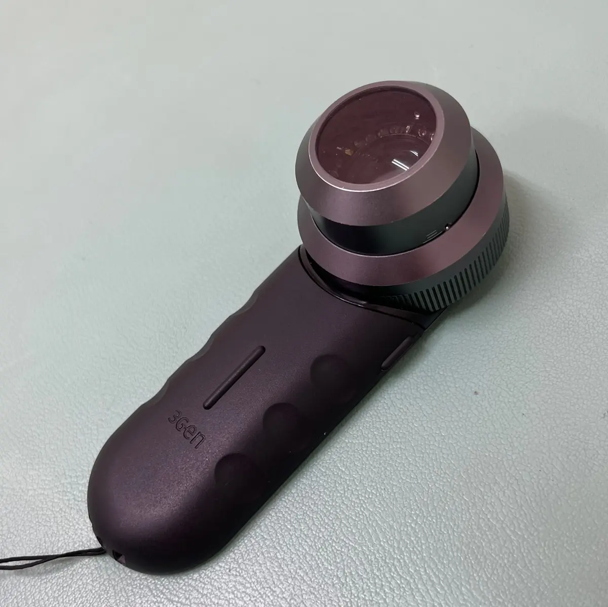 シミをはじめとする皮膚疾患の状態を診察するのに使われる「ダーモスコピー」