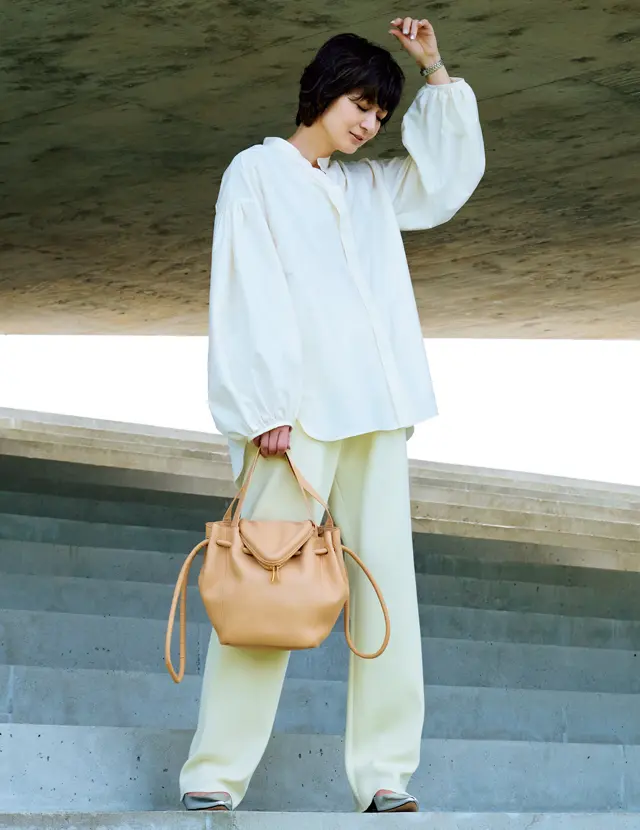 リラクシーなニットパンツをきれいめに着こなした富岡佳子