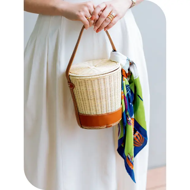 同素材の蓋つき。カラフルなスカーフを結んで。