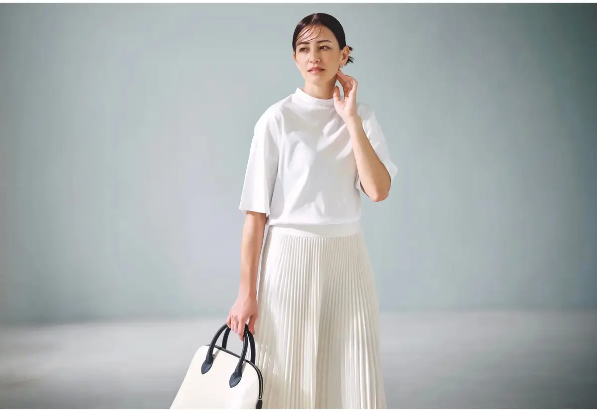 まろやかな秋のホワイトコーデは、トーンをわずかに変えて奥行きを出す