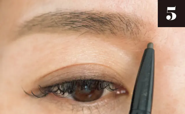 下側の眉頭ラインも平行にのばし