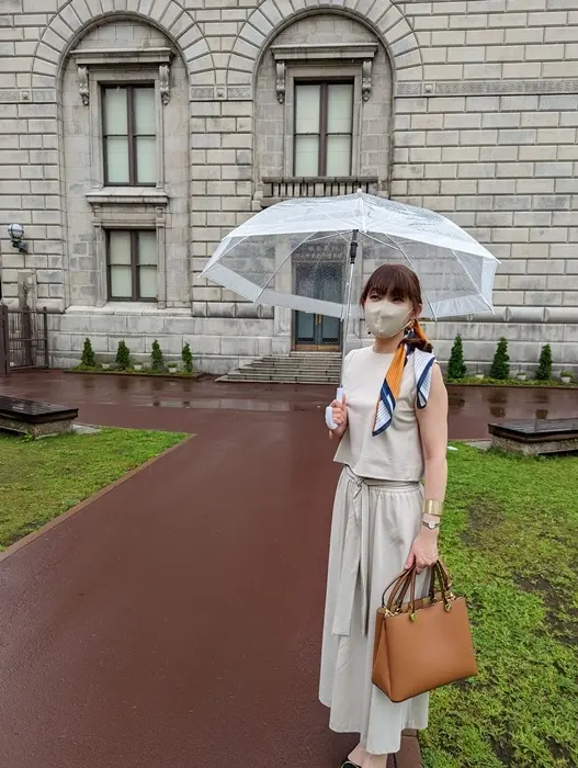 小樽芸術村　旧三井銀行小樽支店（重要文化財指定）の前で