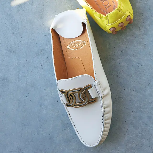 マキシサイズのラバーぺブルが個性的な柔らかバレリーナ。鮮やかなイエローのラムスキン。靴（0）￥86,900