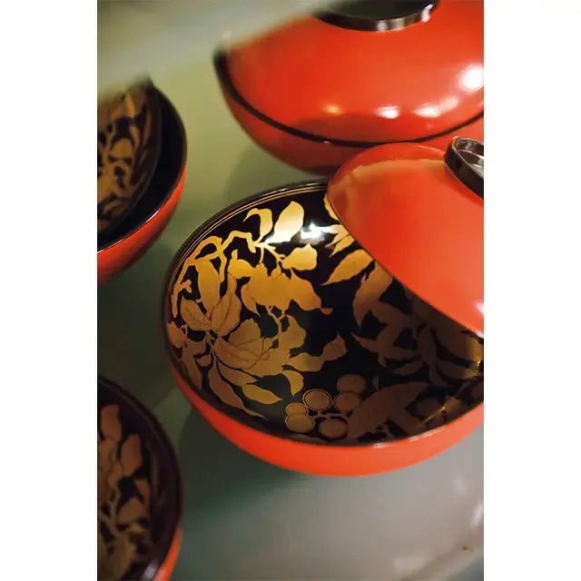 果実蒔絵椀￥30,000。お雑煮にもぴったりな大きめサイズ。