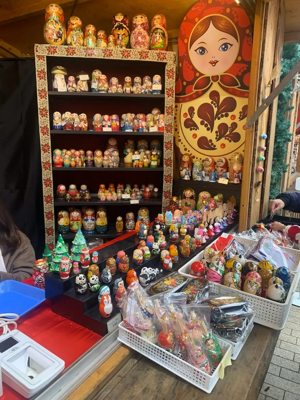 クリスマスマーケットで売られている可愛いマトリョシカ