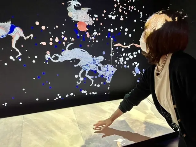 タッチすると映像が動き出します