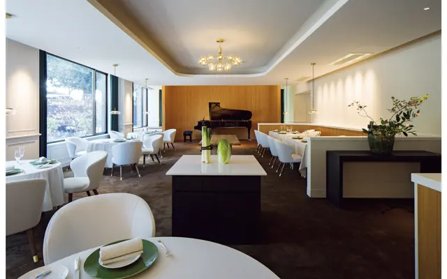 庭園を望む優雅な雰囲気のメインダイニング