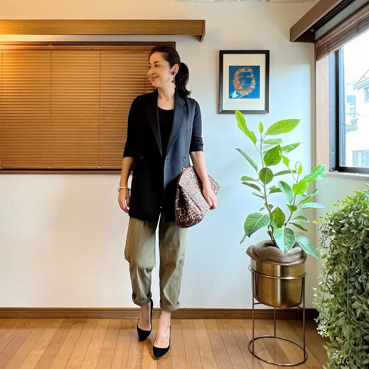 GUジレ　黒Tシャツ　カーキ色のベイカーパンツ　黒のパンプス　レオパード柄の大きめクラッチバッグ