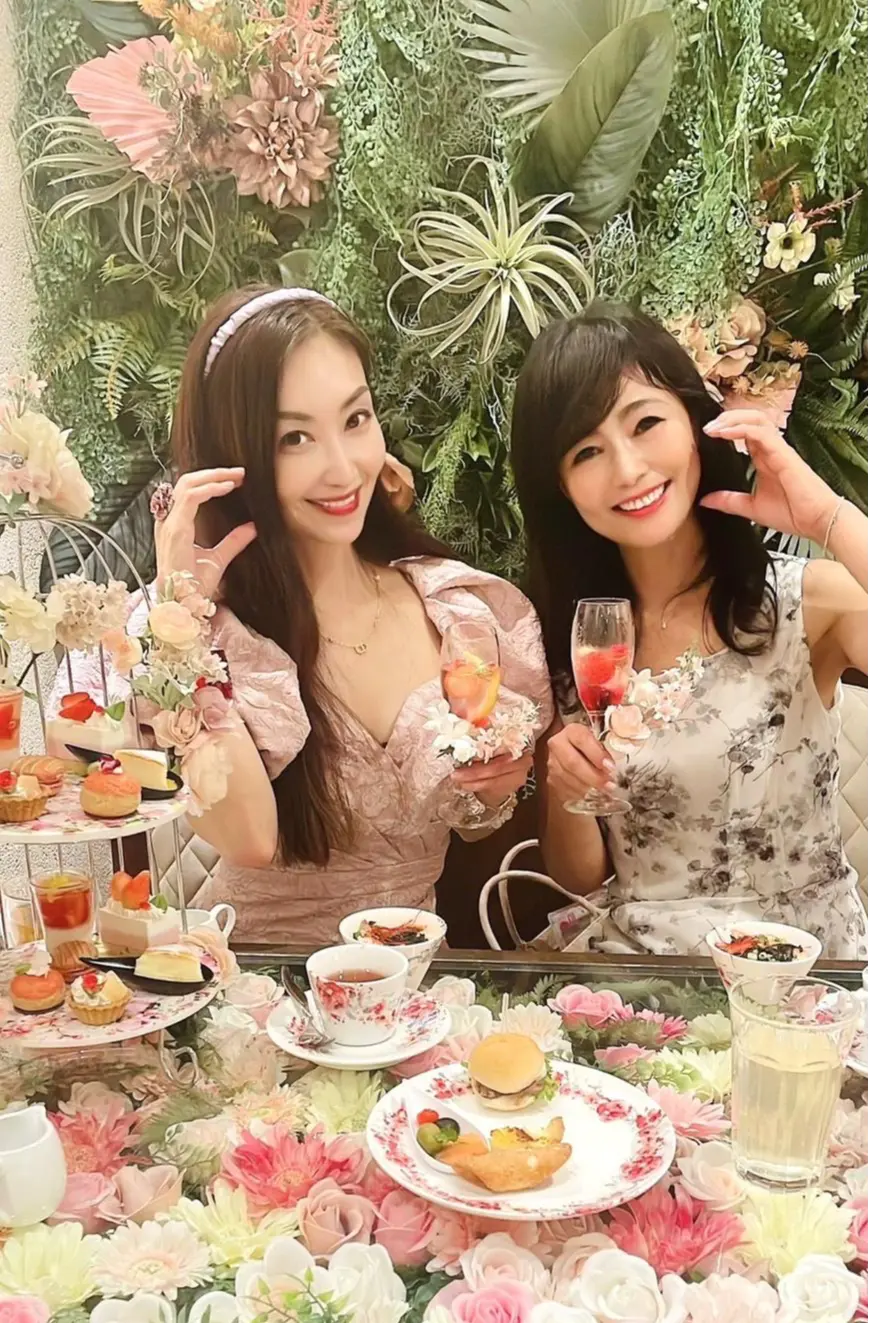 Afternoon Flower Lounge Tea Bloomy 銀座店、カンノーロ、美味しいアフタヌーンティー、美味しいランチ、美味しい女子会、可愛い女子会、映えるアフタヌーンティー、お花のアフタヌーンティー、ミシュラン星付きシェフ監修、ロブションシェフ監修、ムース、いちごムース、ヨーグルトムース、ピスタチオ、いちごマカロン、苺マカロン、ココナッツ、ココナッツプリン、パンナコッタ、苺パンナコッタ、いちごパンナコッタ、いちごゼリー、いちごジュレ、Tea Bloomy 銀座店、 アフタヌーンティー フラワーラウンジ ティーブルーミー、アフタヌーンティー、お花のアフタヌーンティー、アジアンフラワー、アジアンフラワーアフタヌーンティー、 、アジアン、アジアンテイスト、アジアンインテリア、お花のテーブル、コーヒー、カフェラテ、可愛いカップ、お花のカップ、可愛いカップ&ソーサー、コーヒーカップセット、飲み放題、フリードリンク、ドリンクブュッフェ、花柄カップセット、お花のカップセット、お花のカップ、花柄カップ、花柄カップ&ソーサー、選べるカップ、紅茶、アールグレイ、ハーブティー、アールグレイティー、お茶漬け、サーモン、サーモンのお茶漬け、鮭茶漬け、ハンバーガー、ローストビーフ、ローストビーフバーガー、サーモン、オリーブ、スイーツ、乾杯酒、スパークリング、デトックスウォーター、女子会、ワンピース、花柄ワンピース、モノトーンワンピース、モノトーン花柄ワンピース、ピンクワンピース、カンノーロ、ケーキ、シュークリーム、マカロン、タルト、チーズケーキ、いちご、マンゴー、イチゴ、苺、桃、